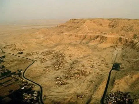 Widok pod dużym kątem na rozległy pustynny krajobraz, oddający istotę jednodniowej wycieczki do Luksoru z noclegiem, ukazujący majestatyczne naturalne piękno Egiptu.