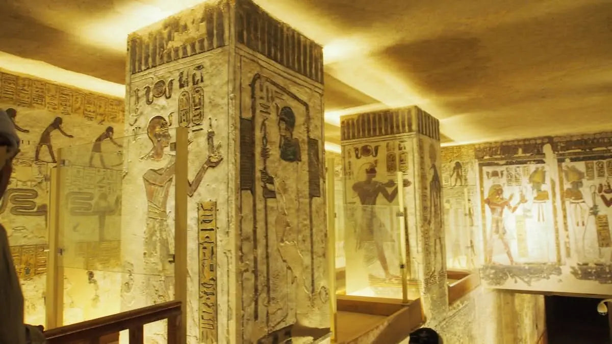 Jednodniowa wycieczka do Luksoru z noclegiem; zawiera egipskie hieroglify, prezentując starożytną historię i eksplorację kultury, dopasowując się do oferowanych wciągających wrażeń z podróży.