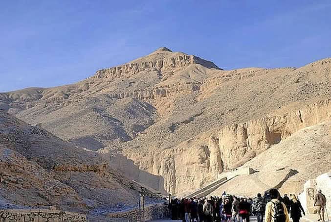Wędrówka z przewodnikiem po rozświetlonej słońcem dolinie, będąca częścią jednodniowej wycieczki do Luksoru z noclegiem, ukazującej majestatyczne krajobrazy i dziedzictwo kulturowe Egiptu.