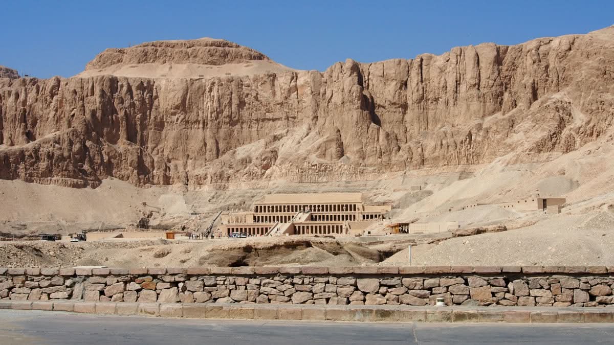 Luxor tour package showcasing ancient stone architecture in desert landscape, highlighting historic sites like Karnak Temple and Valley of the Kings for an immersive cultural experience.