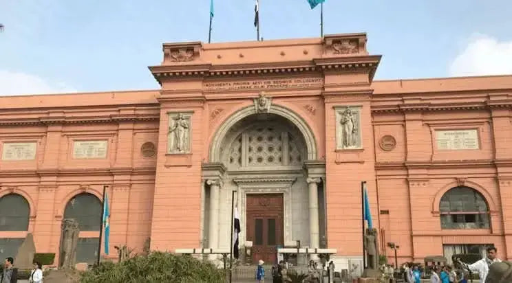 Cultural Tour to Cairo - 1 Day: Image of a grand government building, symbolizing historical exploration in Cairo, part of the tour experience.