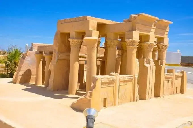 Muzeum Sand City: starożytne kamienne filary, oferujące wciągające doświadczenie historycznej mitologii i sztuki inspirowanej Disneyem na świeżym powietrzu.